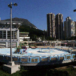 斧山道游泳池室外環境,卓越游泳會游泳班夏天時的上課地點。
