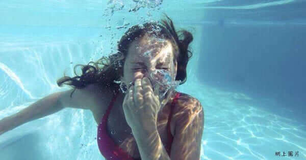 成人或小童學游泳時，都關心如何在水中更容易浮起(浮水)
